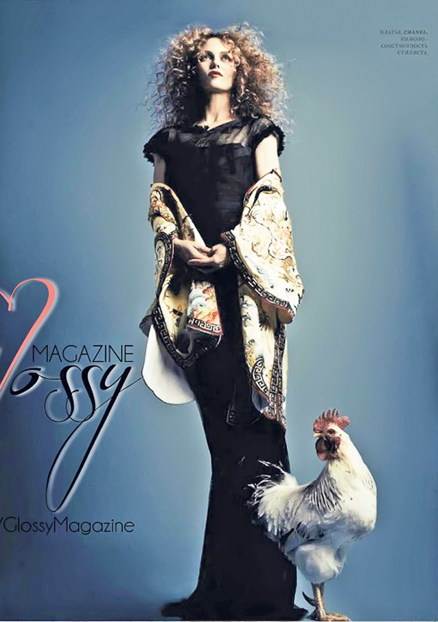 Vanessa Paradis a copiat-o pe Iulia Albu! Fosta iubită a lui Johnny Depp a fost machiată şi îmbrăcată aidoma vedetei noastre! Până şi un cocoş identic a apărut în cadru | FOTO