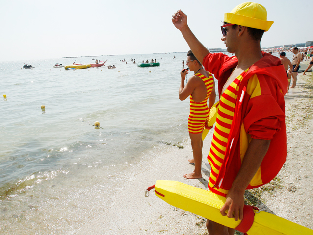 Au venit la mare cu nămolul de acasă! Printre vedete cu fiţe, pe Litoral sunt şi oameni chibzuiţi | FOTO