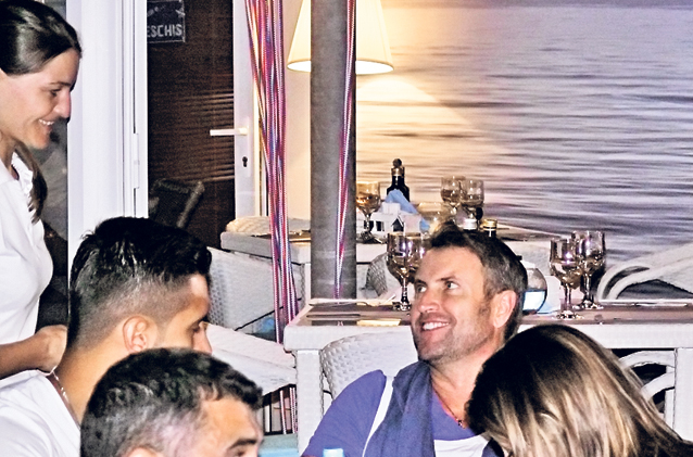 Au venit la mare cu nămolul de acasă! Printre vedete cu fiţe, pe Litoral sunt şi oameni chibzuiţi | FOTO