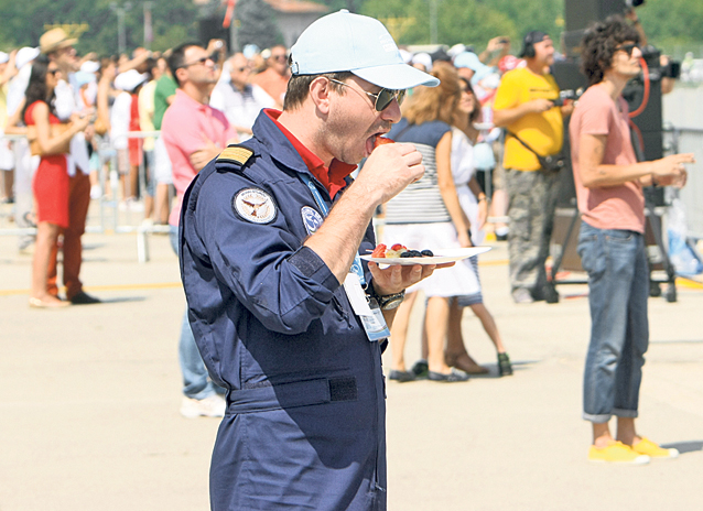 Show pe cerul Capitalei! Mii de oameni au asistat ieri la un spectacol aerian de excepţie | FOTO