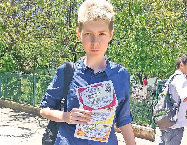 Olimpicul care luptă cu cancerul! Un elev eminent la fizică are nevoie de 1.200 de lei lunar, pentru tratament