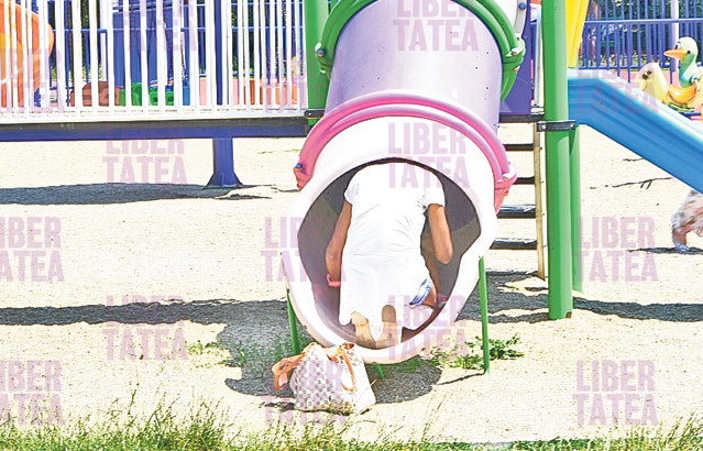 Proaspăt despărţită de iubit, Laurette a ieşit în parc cu fetiţa ei, Serena. Oare «fostul» e conștient ce a pierdut? | FOTO