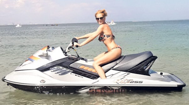 Rup în două skijetul la mare! Vedetele profită de fiecare zi petrecută pe Litoral pentru a practica sporturi nautice | FOTO