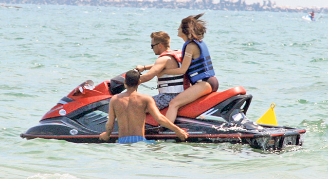 Rup în două skijetul la mare! Vedetele profită de fiecare zi petrecută pe Litoral pentru a practica sporturi nautice | FOTO