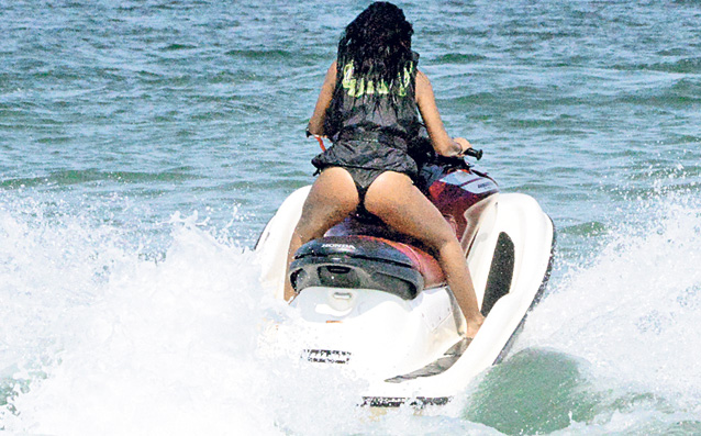 Rup în două skijetul la mare! Vedetele profită de fiecare zi petrecută pe Litoral pentru a practica sporturi nautice | FOTO