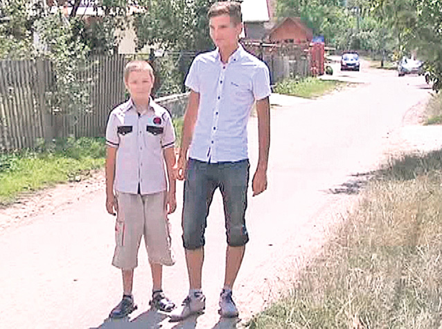 Drama unui tânăr din Săpânţa! Deşi are un handicap grav, statul îl trimite la muncă | Are 18 ani, dar arată ca un copil de 8 ani