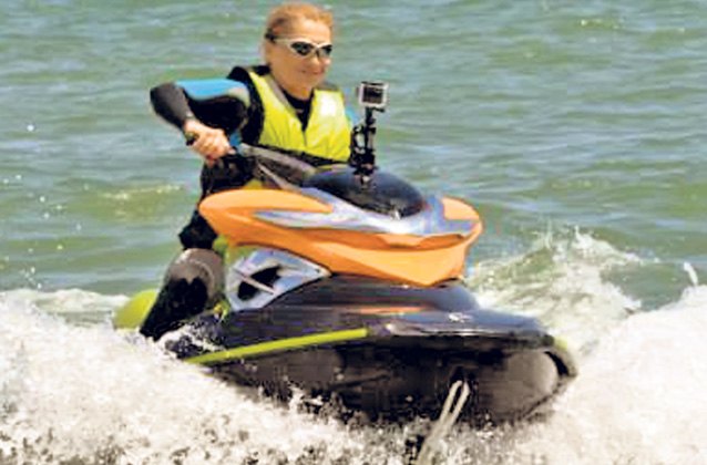 Rup în două skijetul la mare! Vedetele profită de fiecare zi petrecută pe Litoral pentru a practica sporturi nautice | FOTO