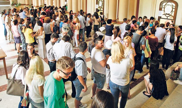 Profi de nota 10! Doi soţi din Iaşi meditează elevii săraci pentru a intra la Facultatea de Medicină