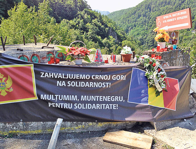 Podul din Muntenegru, loc de pelerinaj! Zeci de oameni se opresc să aprindă o lumânare pentru cei 18 morţi în râpă