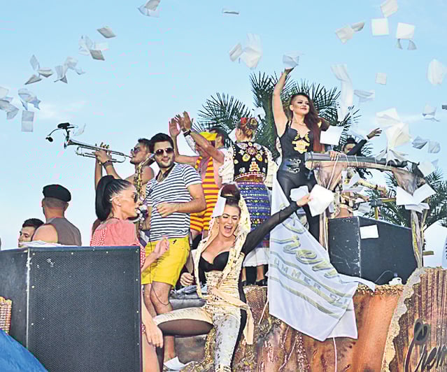 A fost nebunie la Mamaia! Mazăre și-a pus perucă și tocuri