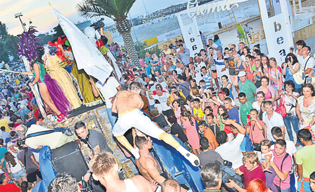 A fost nebunie la Mamaia! Mazăre și-a pus perucă și tocuri