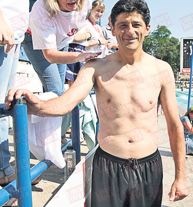 Vedetele, la apă în scop caritabil | FOTO