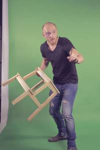 Asta-i tare! O vedetă autohtonă care apare zilnic la tv şi-a tatuat BUNICA pe braţ!