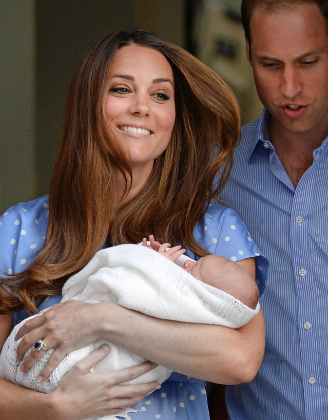 ULTIMA ORĂ: Kate Middleton a fost externată! Primele imagini de la ieşirea din spital! | FOTO