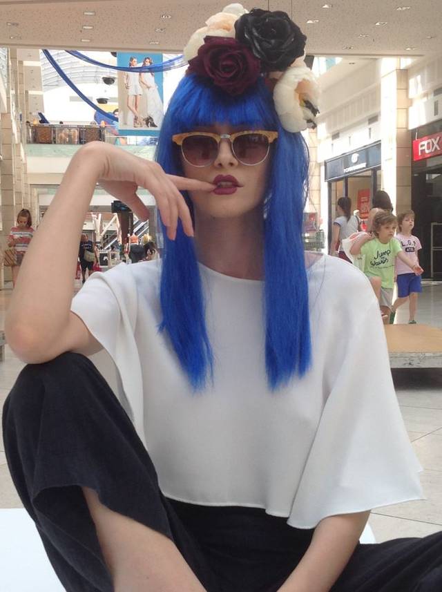 Uite cum arată Iulia Albu cu părul albastru! Îţi place?