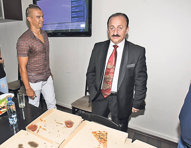 Protest şi pizza la Rapid! Fanii au contestat barajul cu Chiajna, iar Nicolae Cristescu, noul patron, a dat o masă la conferinţa de presă