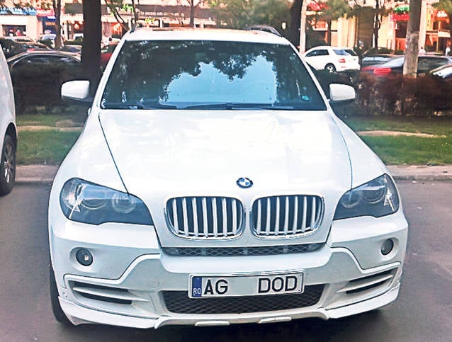 EXCLUSIV | Dodele, nu le încurci? Cristi Tănase, mijlocaşul Stelei, are două maşini aproape identice