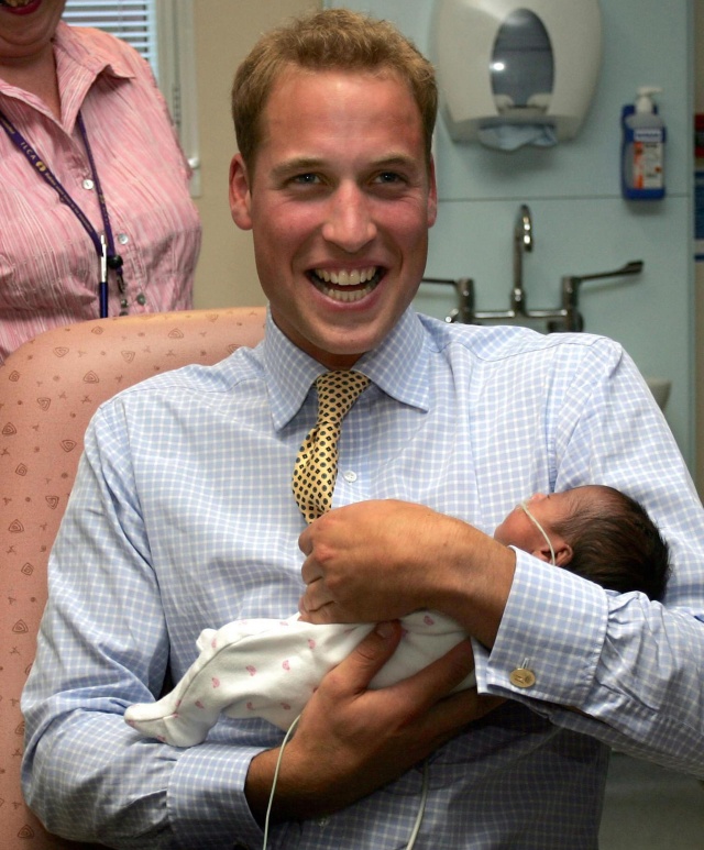 CÂT DE GINGAŞ! Cum arată prinţul William cu bebeluşul în braţe! FOTO