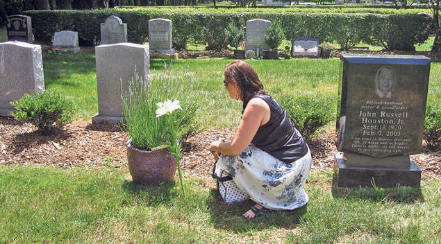 Detaliu îngrozitor, de la mormântul lui Whitney Houston! Rudelor ar trebui să le fie rușine!