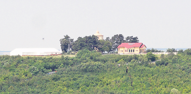 Fratele Mădălinei Ghenea se căsătoreşte astăzi religios l Printre invitaţi se numără şi Gerard Butler