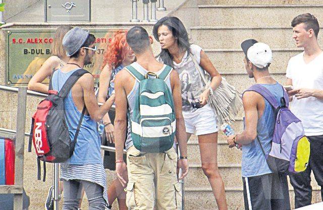 Nicoleta Luciu urlă şi dă cu sticle în dansatori | FOTO/VIDEO