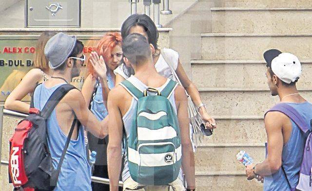 Nicoleta Luciu urlă şi dă cu sticle în dansatori | FOTO/VIDEO