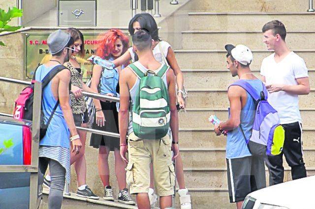 Nicoleta Luciu urlă şi dă cu sticle în dansatori | FOTO/VIDEO