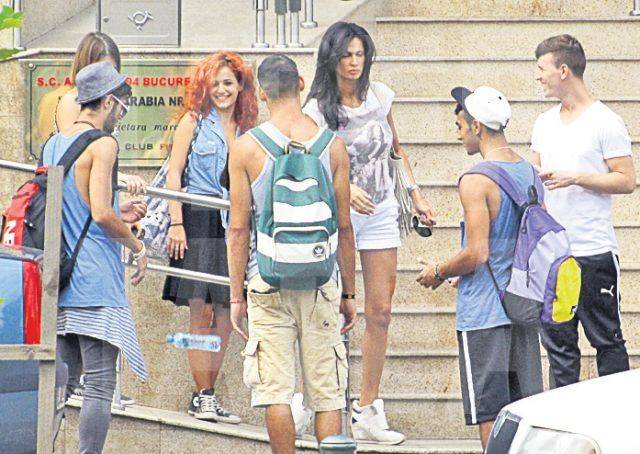 Nicoleta Luciu urlă şi dă cu sticle în dansatori | FOTO/VIDEO