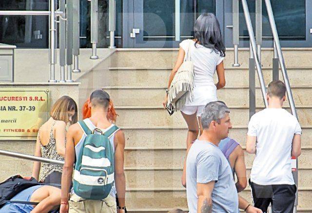 Nicoleta Luciu urlă şi dă cu sticle în dansatori | FOTO/VIDEO