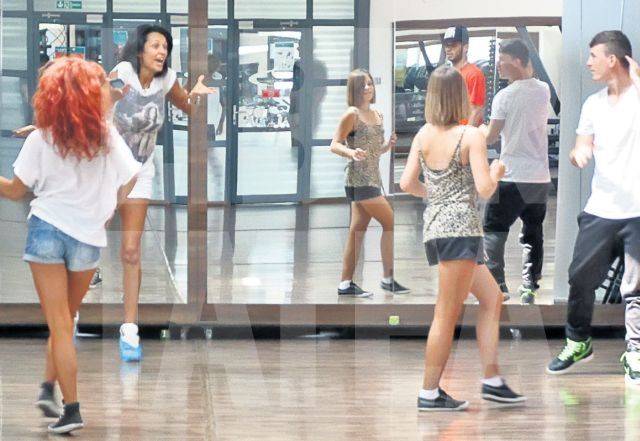 Nicoleta Luciu urlă şi dă cu sticle în dansatori | FOTO/VIDEO