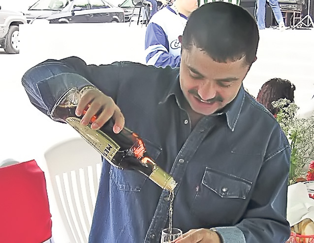 ELE sunt VEDETELE CARE NU URCĂ PE SCENĂ FĂRĂ SĂ TRAGĂ O DUȘCĂ