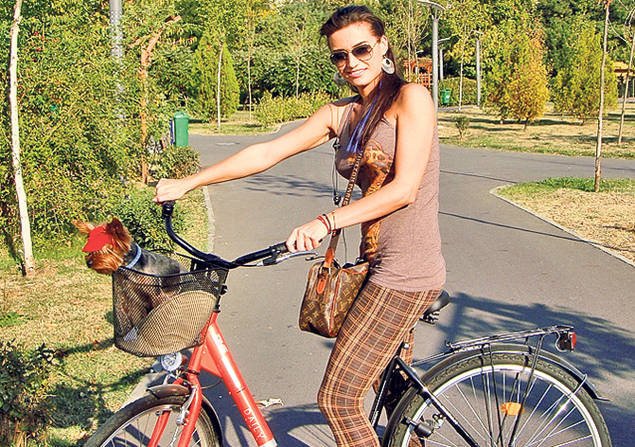 VIAȚĂ DE CÂINE! Uite cum își răsfață vedetele animalele! FOTO