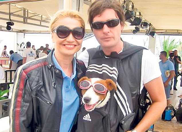 VIAȚĂ DE CÂINE! Uite cum își răsfață vedetele animalele! FOTO