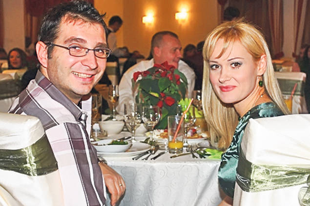 VIAȚĂ DE CÂINE! Uite cum își răsfață vedetele animalele! FOTO