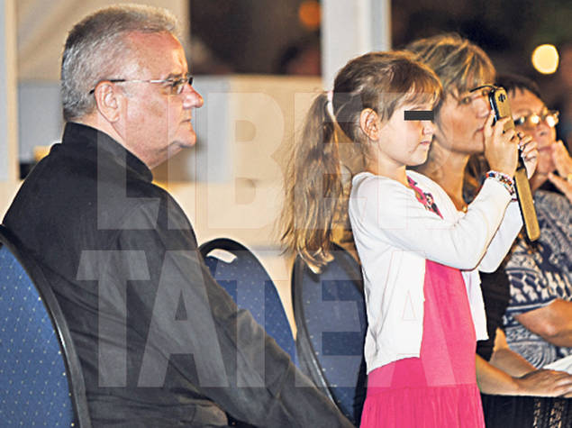 Irinel a sorbit din priviri manechinele, Irinuca a căscat obosită | FOTO