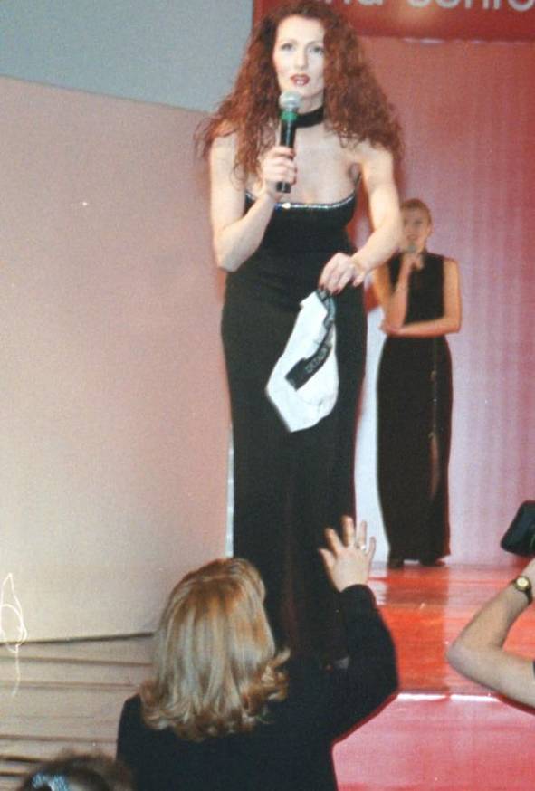 Fotografie de colecţie! Uite-o pe Mihaela Rădulescu cu o pereche de CHILOŢI BĂRBĂTEŞTI în MÂNĂ! | FOTO