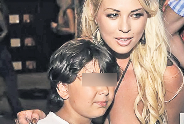 Loredana și-a arătat chiloţii pe scenă | FOTO