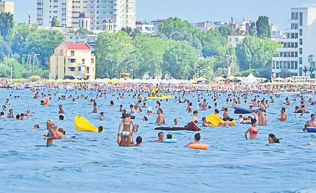 S-au călcat în picioare pe plajă | Record de turişti şi maraton de modă şi spectacole | FOTO