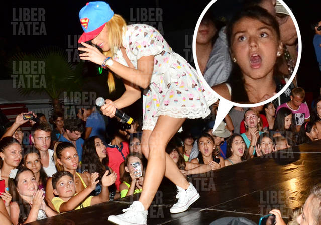 O puştoaică A RĂMAS CU GURA CĂSCATĂ uitându-se SUB ROCHIA LOREI!  | FOTO