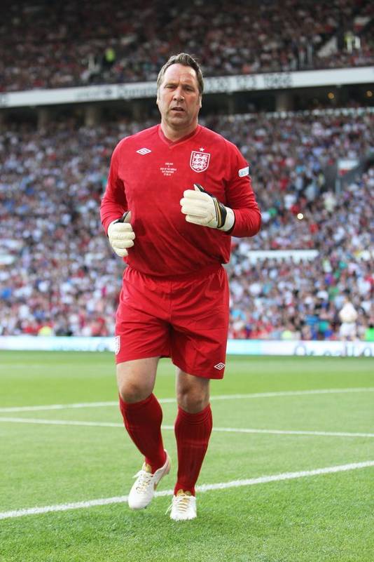 Îl mai ştii pe mustăciosul David Seaman? Şi-a dat mustaţa şi pletele jos şi e ALT OM! 
