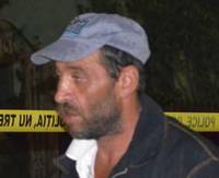 Găsit mort în casă cu un cuţit înfipt în inimă 