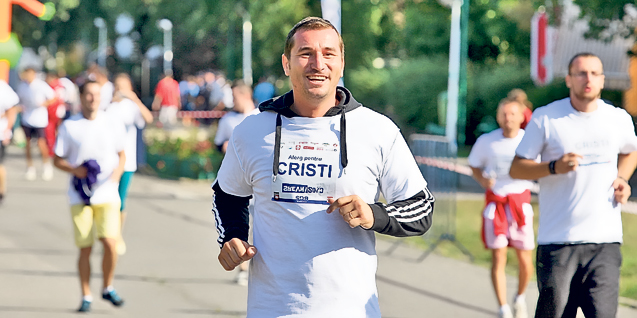 Călin Goia a fugit cu spatele 1 km! Liderul trupei Voltaj s-a alăturat sutelor de oameni care au alergat ieri dimineaţă la CROsinverS pentru a ajuta trei copii foarte bolnavi