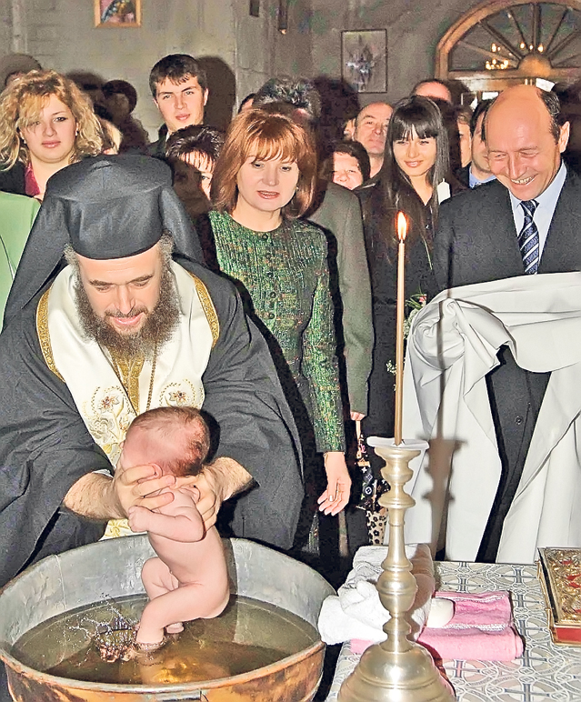 Finii lui Traian Băsescu din localitatea gălăţeană Piscu: "A vrut băieţi, dar are noroc de fete"