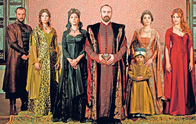 Ernest e fan «Suleyman Magnificul»! Nu ratează nici un episod din celebrul serial turcesc, de la Kanal D, care a isterizat întregul mapamond