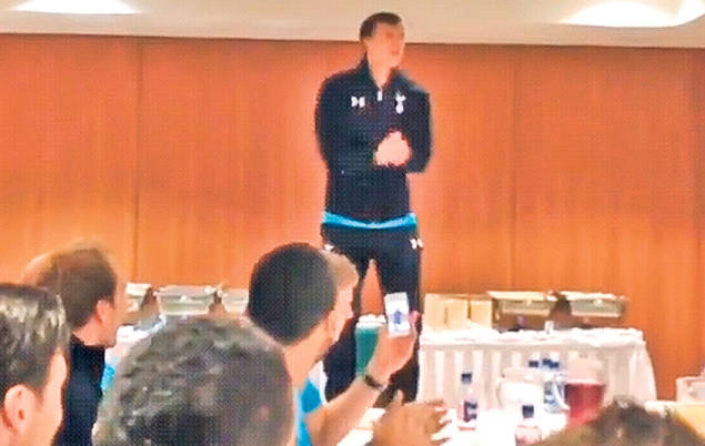 Vlad Chiricheş şi-a distrat colegii de la Tottenham Hotspur! Fundaşul a cântat o manea cocoţat pe masă