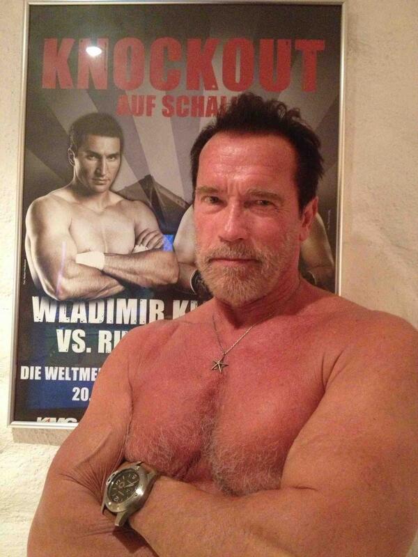 FABULOS! Arnold Schwarzenegger i-a trimis o poză la bustul gol celui mai mare pugilist din lume - FOTO