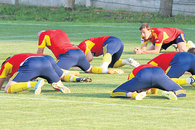 I-a scos peri albi | Presiunea meciurilor cu Ungaria și Turcia și-a pus amprenta în mod vizibil asupra lui Victor Pițurcă