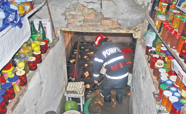 Dezastru! Locuitorii din mai multe sate gălăţene au înfruntat din nou apele