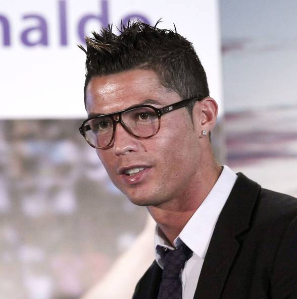 Ce faţă de TOCILAR are Cristiano Ronaldo cu ochelari de vedere! | FOTO