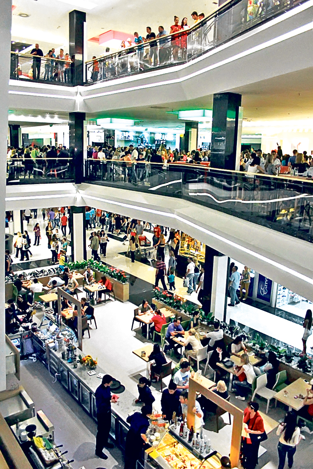 Pase pe... MALL! Stadionul formaţiei sârbe FK Vojdovaţ, care a costat 22.000.000 €, s-a construit deasupra unui centru comercial